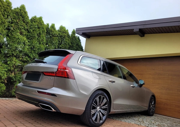 Volvo V60 cena 88800 przebieg: 198000, rok produkcji 2018 z Opoczno małe 742
